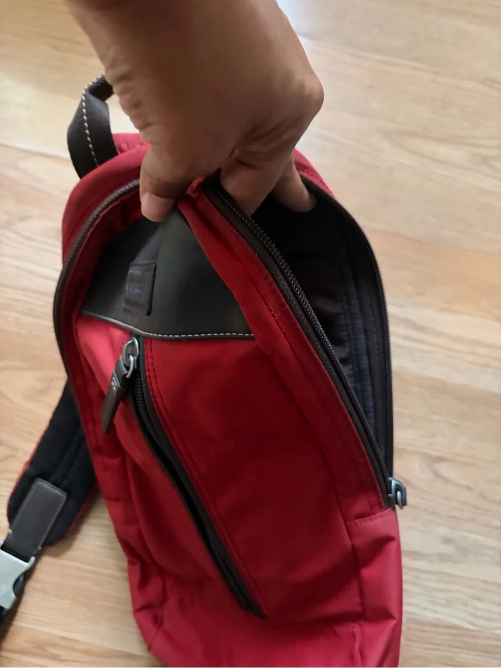 Coach compact sling